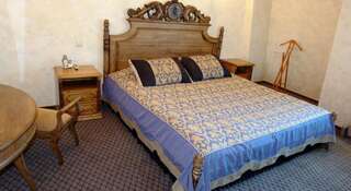 Гостиница Камелот Омск Представительский люкс с кроватью размера «queen-size»-4